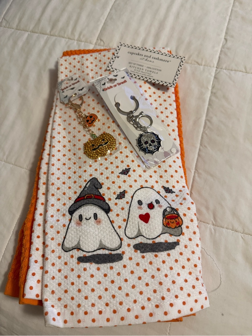 Halloween 🎃 Bundle Cupcake & Cashmere (3) Kitchen Towels with 2 Keychains